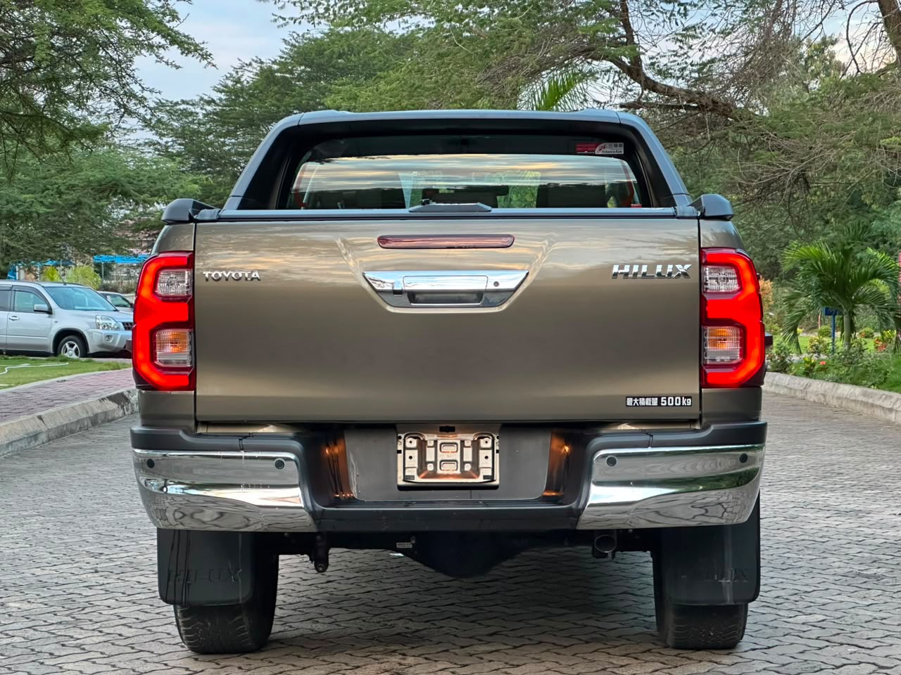 HILUX DOUBLE CABIN thumbnail 2